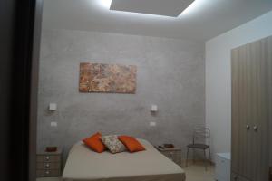 een slaapkamer met een bed en een schilderij aan de muur bij Il Parco Casa Vacanze in Lecce
