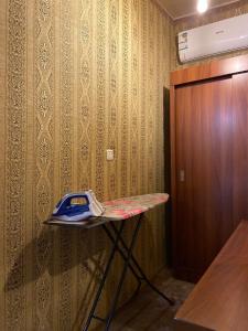 un teléfono sentado en una mesa junto a una puerta en Almazham hotel room resort, en Al Ula