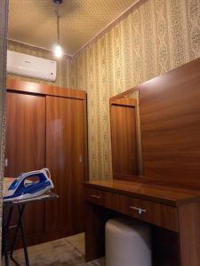 Habitación con escritorio y armario de madera. en Almazham hotel room resort, en Al Ula