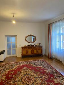 sala de estar con alfombra grande y espejo en Apartament istoric ultracentral - 70 mp - with Parking, en Sibiu