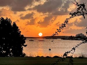 zachód słońca nad wodą z łodziami w środku w obiekcie Sunset Lodge SXM - T2, cosy, piscine, vue lagon & bons plans w mieście Marigot