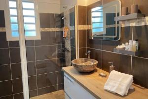 a bathroom with a bowl sink and a shower at Sunset Lodge SXM - T2, cosy, piscine, vue lagon & bons plans in Marigot