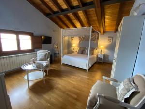 Schlafzimmer mit einem Bett, einem Tisch und Stühlen in der Unterkunft El Balcón De Alboreca in Alboreca