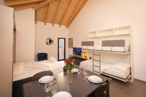 a bedroom with two beds and a dining room with a table at Residenza 3544 in Lumino