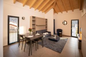 a dining room with a table and chairs in a room at Residenza 3544 in Lumino