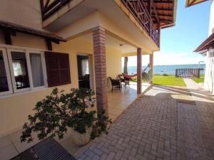 Casa con patio con vistas al océano en Férias e alegrias em casa pé na areia!, en Penha