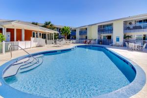 une grande piscine en face d'un bâtiment dans l'établissement Villas on the Gulf H10, à Pensacola Beach