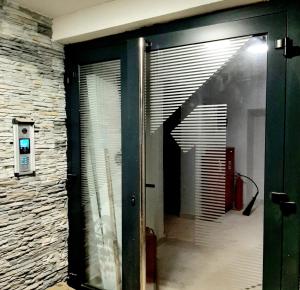 eine Tür, die in ein Zimmer mit Ziegelwand führt in der Unterkunft Apartman Winter magic Snježna dolina in Jahorina