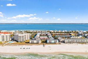 z powietrza widok na plażę i budynki w obiekcie Villas on the Gulf H10 w mieście Pensacola Beach