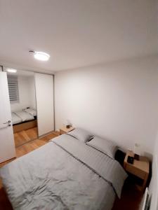 ein Schlafzimmer mit einem großen Bett in einem Zimmer in der Unterkunft Apartman Winter magic Snježna dolina in Jahorina