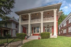 Casa grande con balcón en la parte delantera en Splendid Colonial in Midtown with Parking, en Memphis