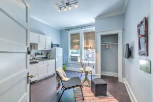 una cucina con pareti blu, tavolo e sedia di Unwind and Relax in a Historic Midtown Property a Memphis