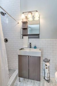 un bagno bianco con lavandino e doccia di Unwind and Relax in a Historic Midtown Property a Memphis Altre 19 foto