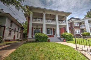 una grande casa con portico e colonne di Unwind and Relax in a Historic Midtown Property a Memphis