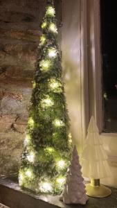 Φωτογραφία από το άλμπουμ του On Season 4 of BBC 1s BEYOND PARADISE - Prospect House is TWO PRIVATE APARTMENTS in this 17th CENTURY COTTAGE - Apartment 2 has a KIDS CABIN BUNK ROOM - Book both apartments for ONE LARGE HOUSE with Connecting Door In Lobby - FREE PUBLIC PARKING OUTSIDE σε Looe