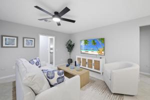 Et tv og/eller underholdning på W exposure waterfront home with pool/kayaks with lift