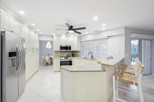 Køkken eller tekøkken på W exposure waterfront home with pool/kayaks with lift