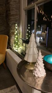 Φωτογραφία από το άλμπουμ του On Season 4 of BBC 1s BEYOND PARADISE - Prospect House is TWO PRIVATE APARTMENTS in this 17th CENTURY COTTAGE - Apartment 2 has a KIDS CABIN BUNK ROOM - Book both apartments for ONE LARGE HOUSE with Connecting Door In Lobby - FREE PUBLIC PARKING OUTSIDE σε Looe