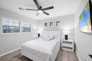 En eller flere senge i et værelse på W exposure waterfront home with pool/kayaks with lift + 36 billeder