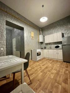 una cucina con tavolo e una sala da pranzo di ROMANTIC Apartments - city center 5 15 a Lviv