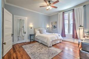 Un dormitorio con una cama y un ventilador de techo. en Elegant Colonial with Lovely Details and Character, en Memphis