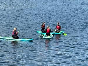 un grupo de personas sentadas en kayaks en el agua en Blackthorn Meadow en Pontypool