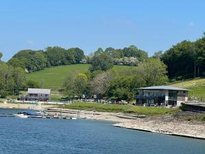 um grupo de barcos na margem de um lago em Blackthorn Meadow em Pontypool