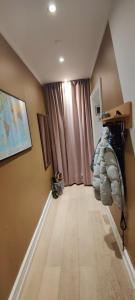 TV a/nebo společenská místnost v ubytování Cozy apartment shared kitchen and bathroom