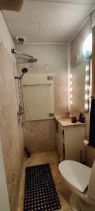 Koupelna v ubytování Cozy apartment shared kitchen and bathroom
