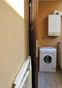 a laundry room with a washing machine and a door at Appartamenti Casa Sofia in Castello di Cisterna