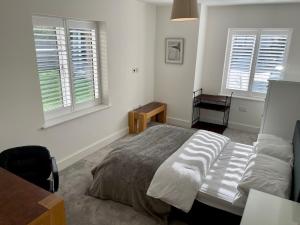 A bed or beds in a room at 2 Bed 2 Bathroom Gated Apartment 1 Inc free Parking