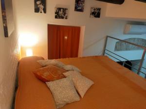ナポリにあるCasa vacanze Totò & Peppinoのベッドルーム1室(オレンジ色のベッド1台、枕付)