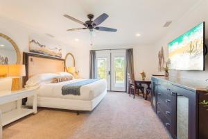 a bedroom with a bed and a ceiling fan at Villa Inn- Adults Only- Temecula Wine Country in Temecula