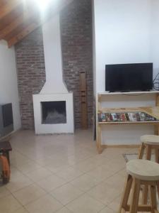 sala de estar con chimenea y TV en Penny lane en San Carlos de Bariloche