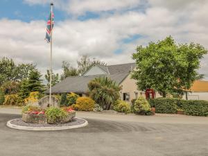 a house with a flag in front of it at Oak Apple in Newton Abbot