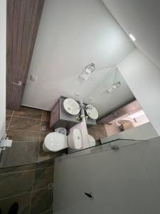 an overhead view of a bathroom with two sinks at Edificio apartamentos central con ascensor 502 in Bogotá