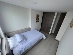 Un pat sau paturi într-o cameră la Edificio apartamentos central con ascensor 502