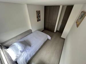Una cama o camas en una habitación de Edificio apartamentos central con ascensor 502
