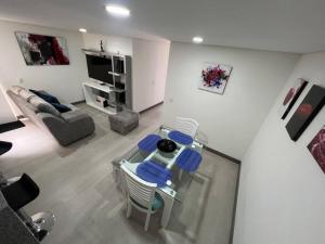 sala de estar con mesa de cristal y sofá en Edificio apartamentos central con ascensor 502, en Bogotá