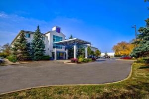 a parking lot in front of a building at Motel 6-Burlington, ON - Toronto West - Oakville in Burlington