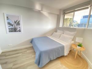 Säng eller sängar i ett rum på Luxury Manly Beachfront Apartment