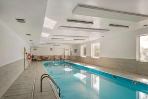 - une piscine d'eau bleue dans un bâtiment dans l'établissement Best Western Des Plaines Inn, à Des Plaines
