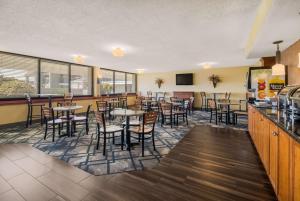 um restaurante com mesas e cadeiras e um bar em Best Western University Inn em Murray