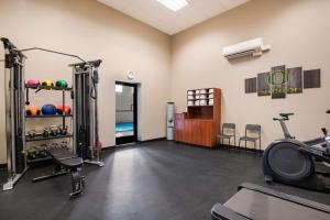 The fitness centre and/or fitness facilities at Best Western New Oregon Motel