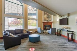 A seating area at Best Western Plus Orillia Hotel