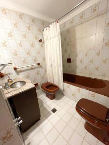 y baño con aseo, lavabo y bañera. en Departamento Centro Bariloche 2/3/4/6 Pax en San Carlos de Bariloche