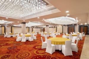 Radisson Blu Kaushambi Delhi NCR餐厅或其他用餐的地方