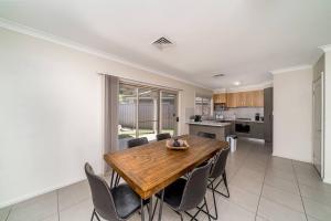 Dapur atau dapur kecil di Light & Bright Homely Villa