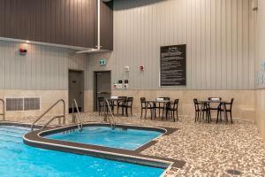 Bazén v ubytování Best Western Plus Dauphin nebo v jeho okolí