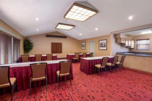 een vergaderzaal met een lange tafel en stoelen bij SenS Suites Livermore; SureStay Collection by Best Western in Livermore
